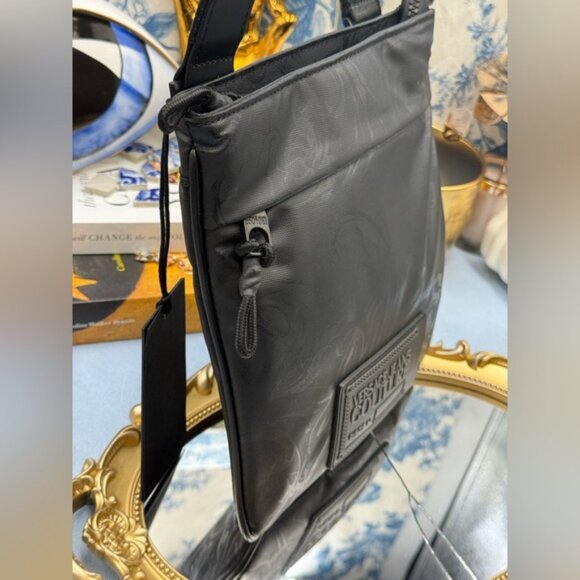 🆕 VERSACE JEANS COUTURE 🧿 NWT Black Coated Regalia Baroque Messenger Bag - Picture 4 of 16